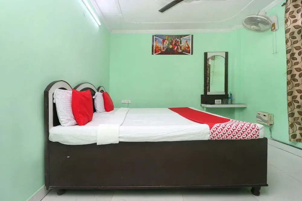 Oyo 24095 Radha Swami Guest House