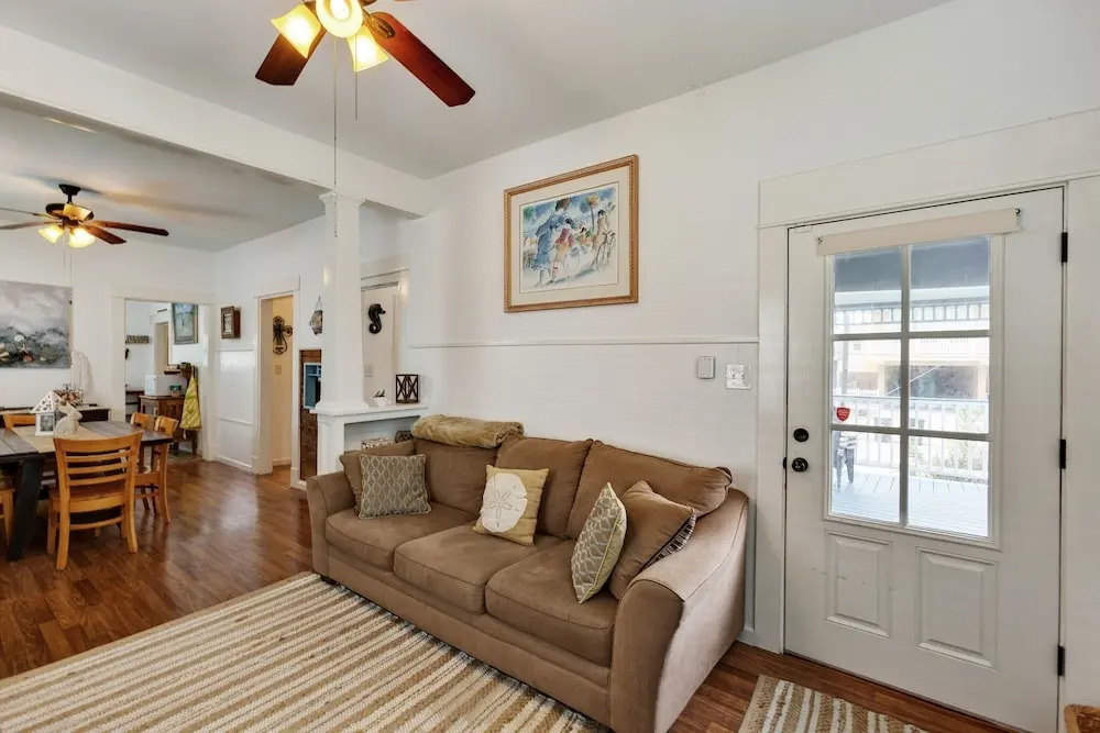 Tina Marie - Just 1 Block To Seawall Beach! 3 Bedroom Home by Redawning