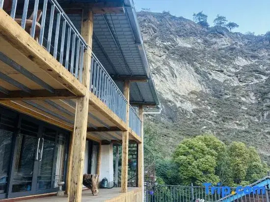 Hutiaoxia Village Upper-class Luxury Homestay