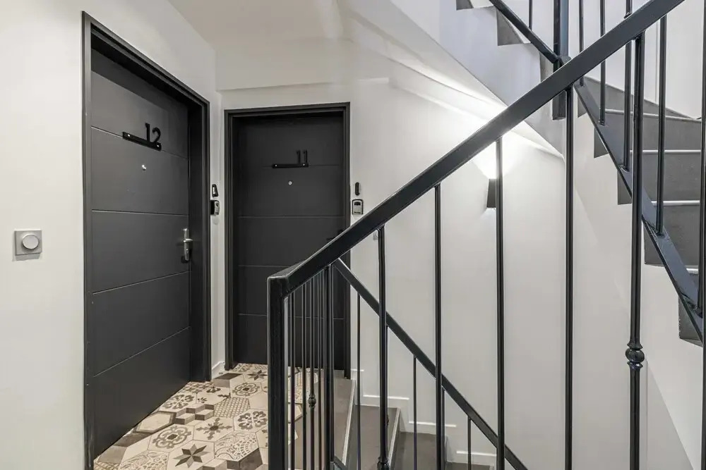 Magnificent Renovated 2 Bedroom Apartment, Terrace