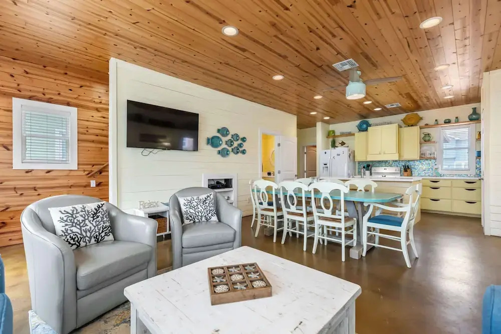 Prime Location 5 Bedrooms Pool Sleeps 14