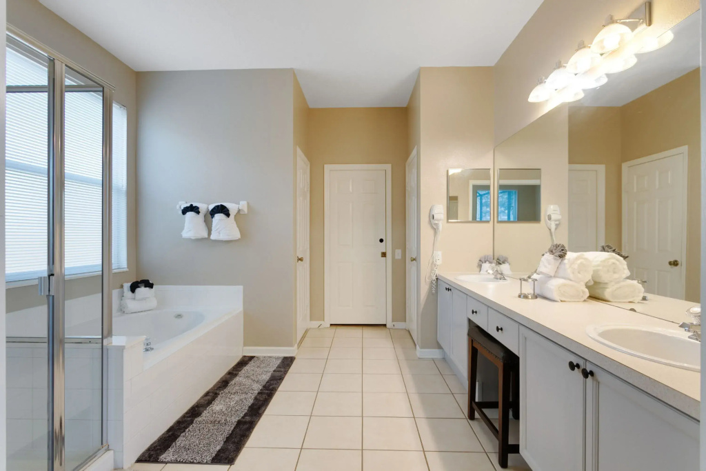 Spectacular 5BR House - South Facing Pool & Spa, Four Corners