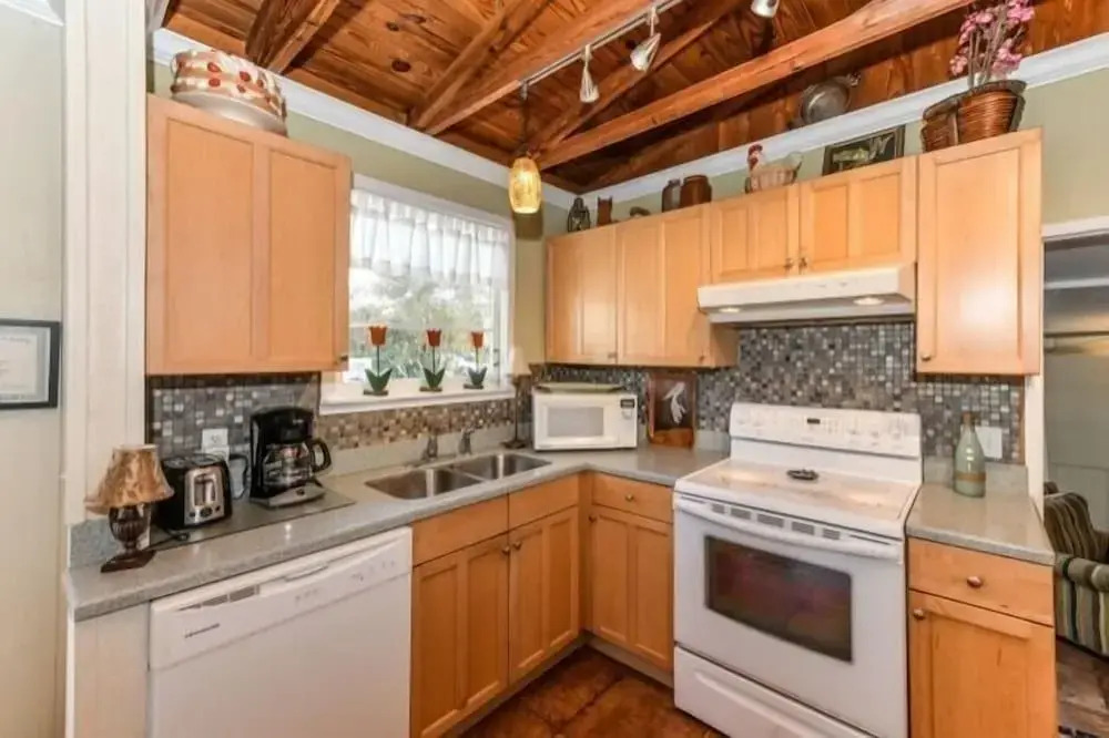 110 31st St 2 Bedroom Cottage by RedAwning