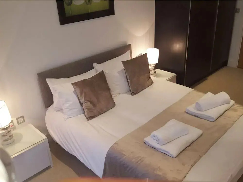 2 Bedroom Apartment on the River Thames
