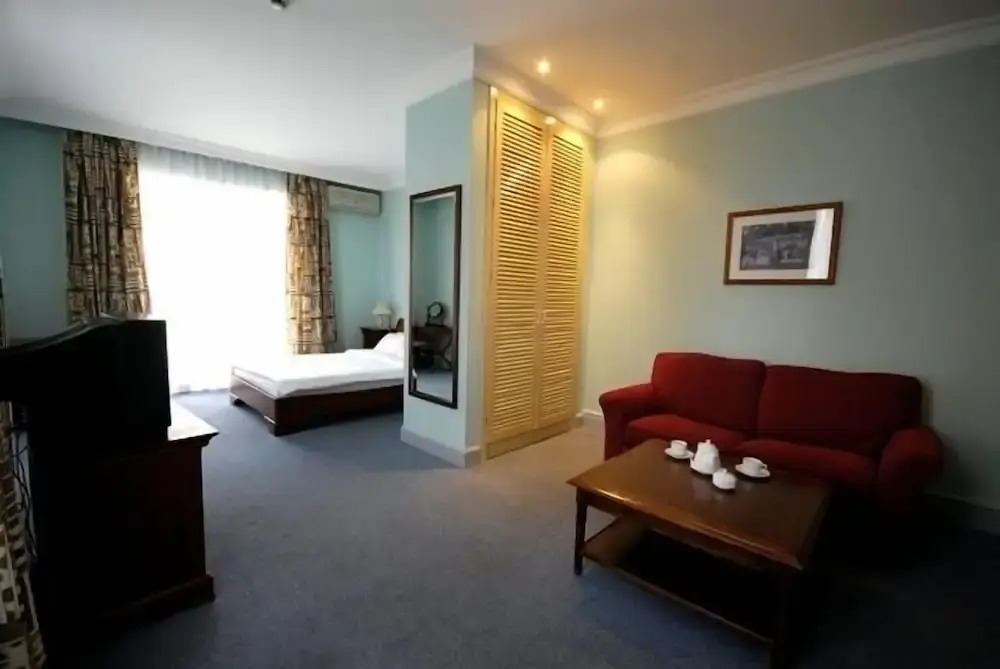 K&H Royal Hotel