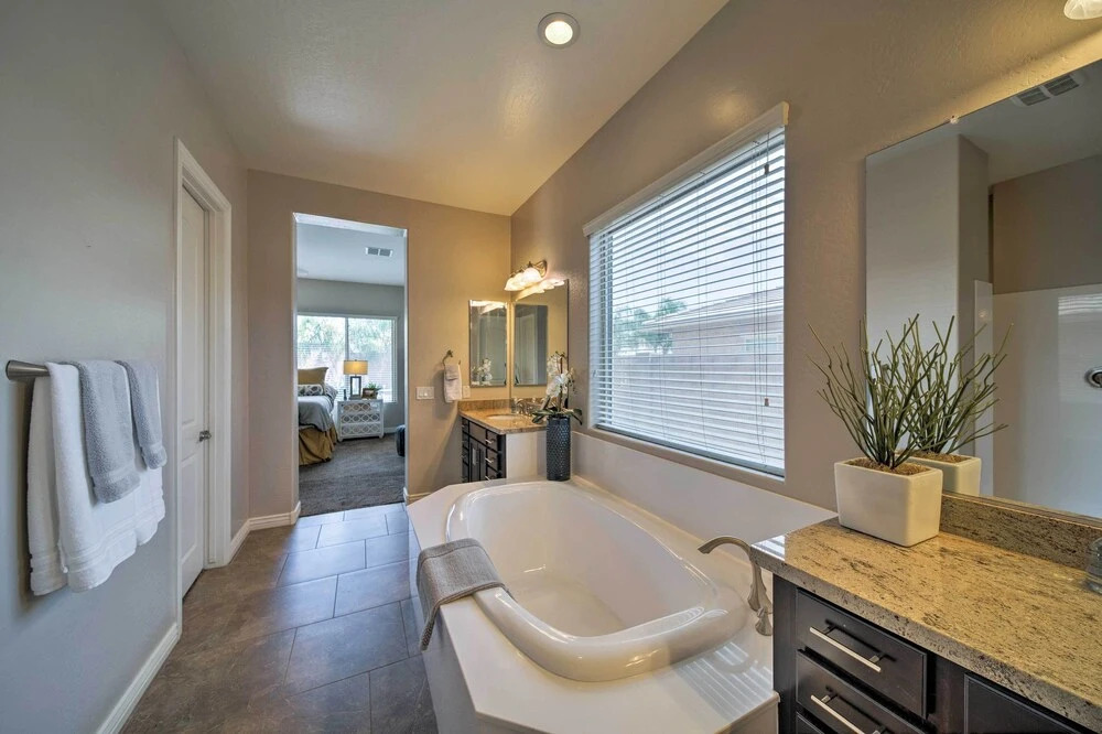 Hot Tub & Putting Green: Home in Surprise