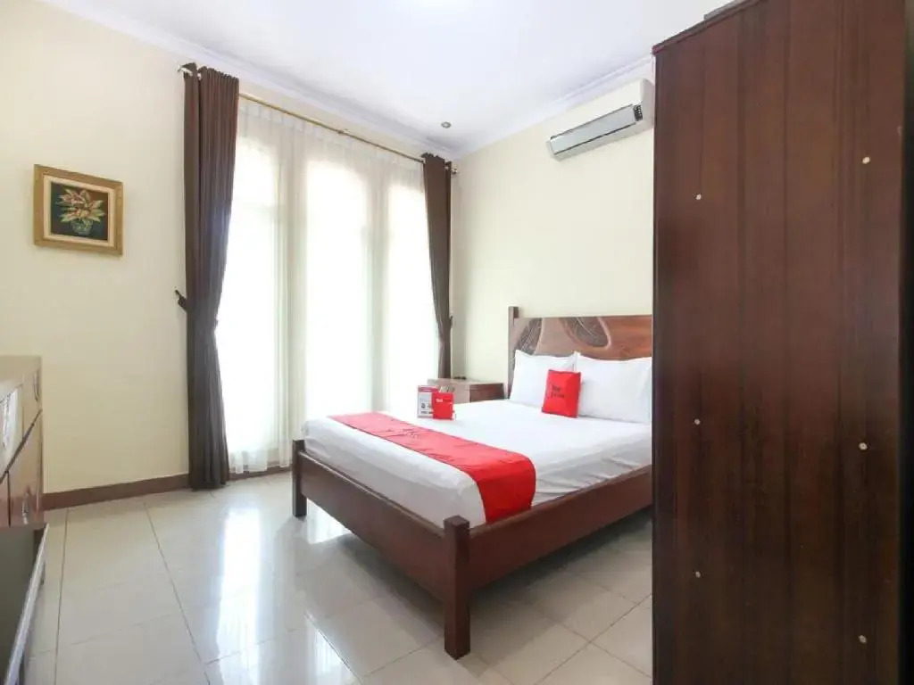 RedDoorz Plus near STIE YKPN