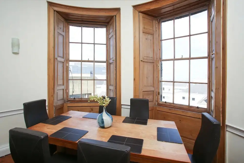 3 Bedroom Flat In Edinburgh City Centre