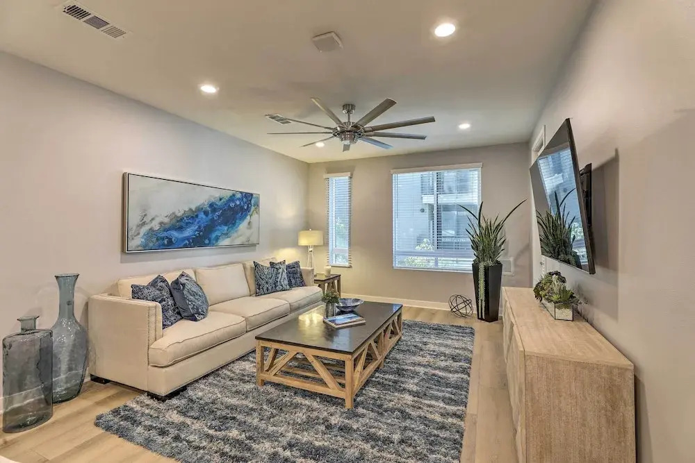 Modern Irvine Condo w/ Pool - 7 Mi to Beach!