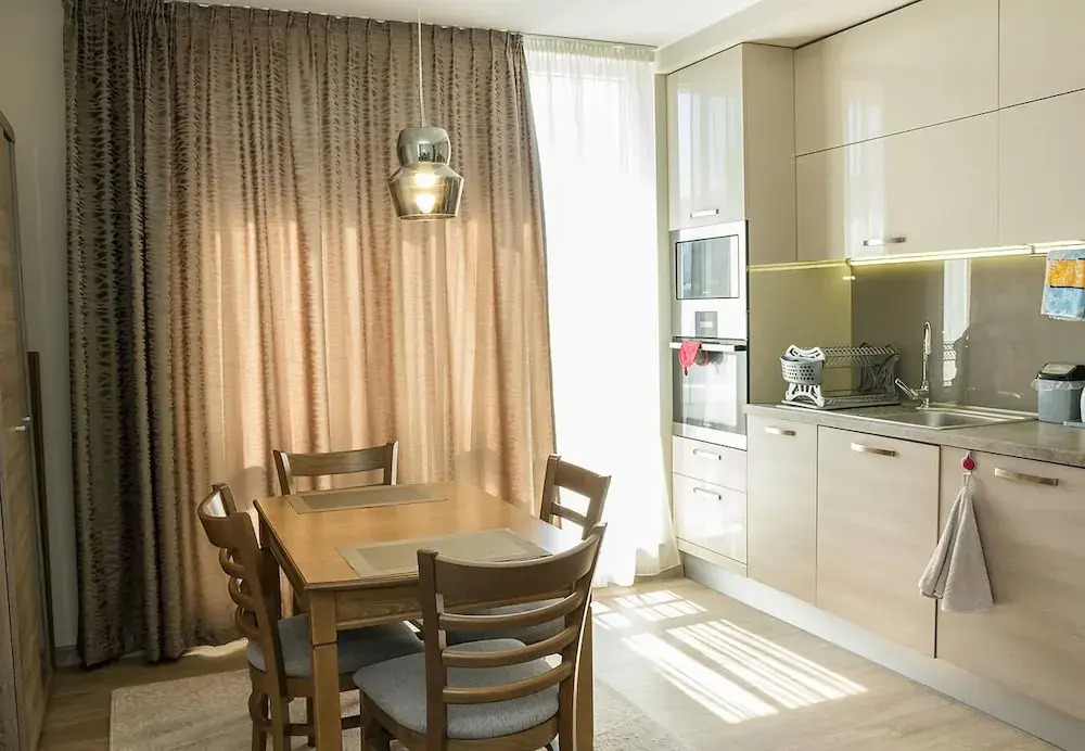 FM Luxury 2-BDR Apartment - Bright & Modern