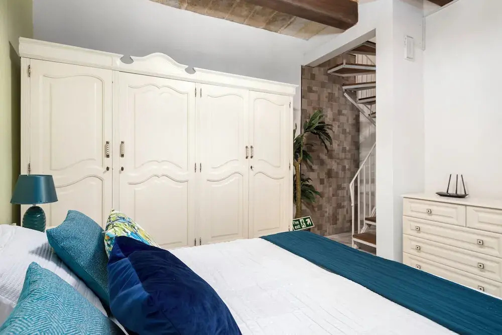 Traditional Townhouse - Rooftop Seaviews