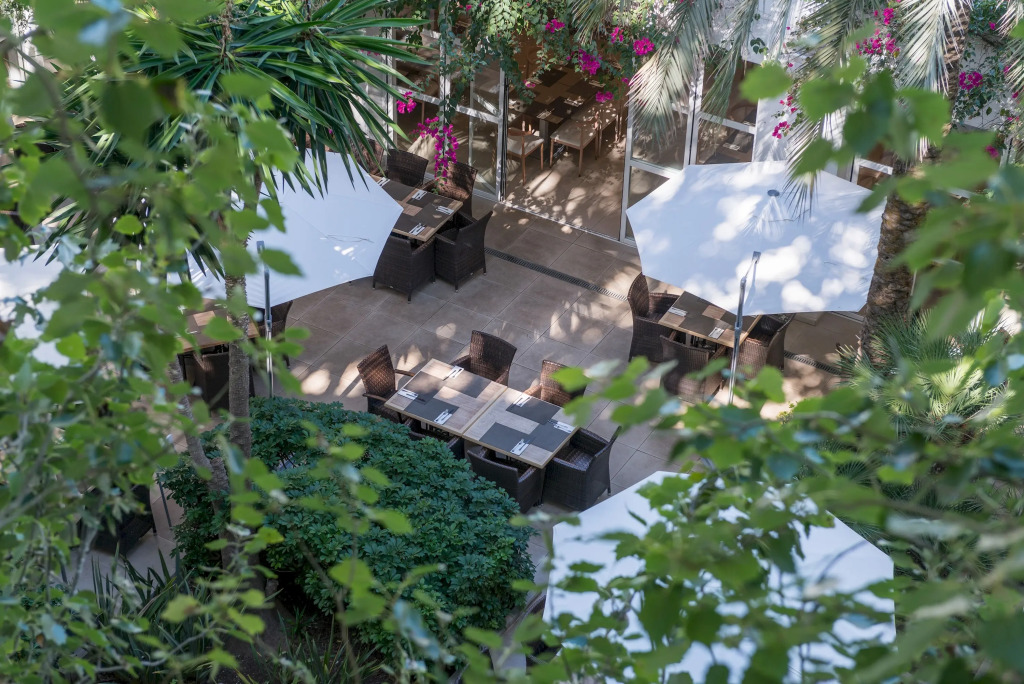 Apartment with shared pool, near the beach