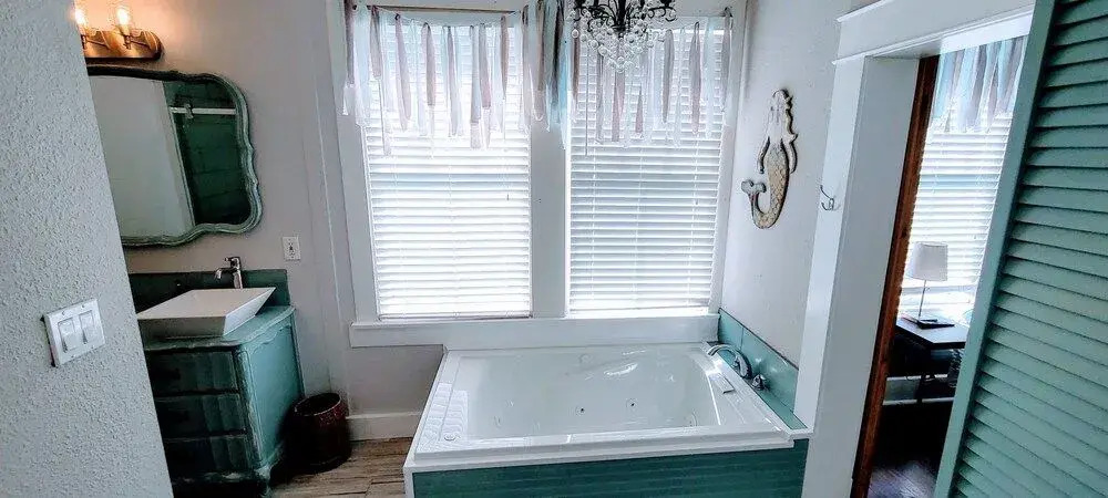 Seaglass 4 Bedroom Home by Redawning