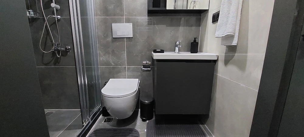Professionally Maintained Spacious New Suites 6