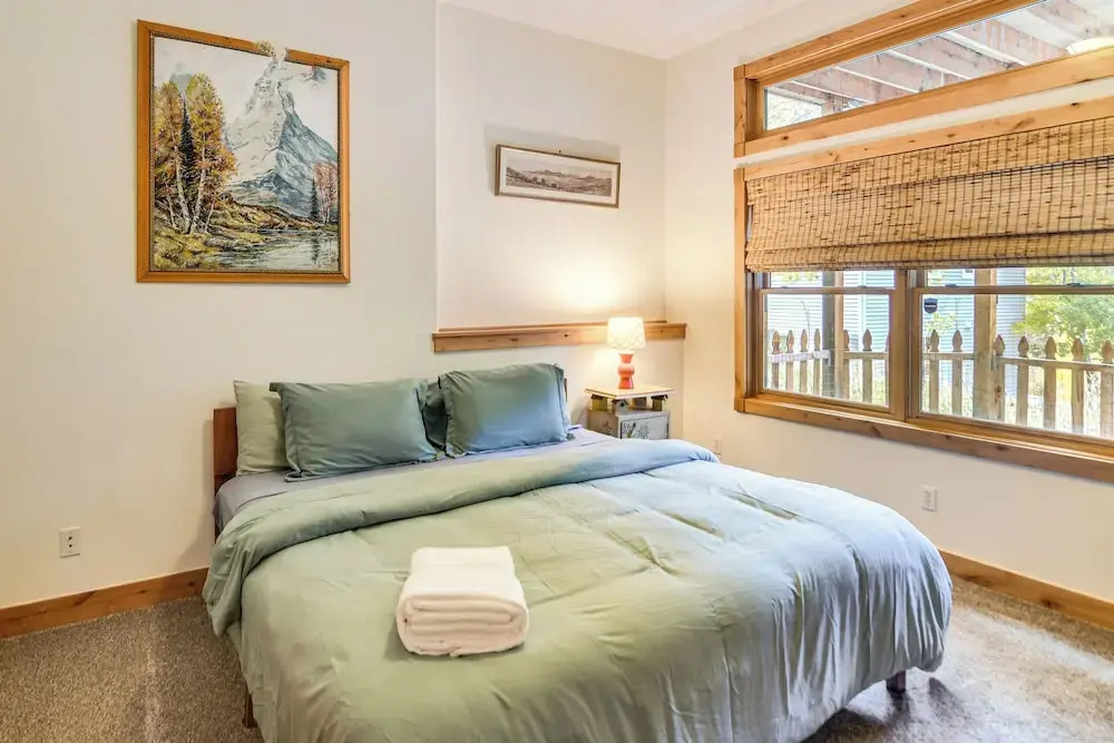 Mtn-view Cabin w/ Private Hot Tub in Georgetown!