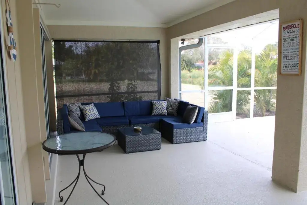 Spacious and private pool house, 15 min to beach