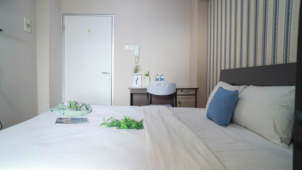Studio Near Baywalk Mall At Apartment Green Bay Pluit