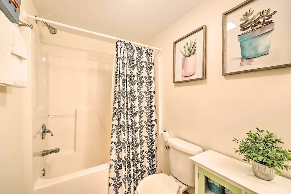 Family-Friendly Cabin By Golf Course & Marina