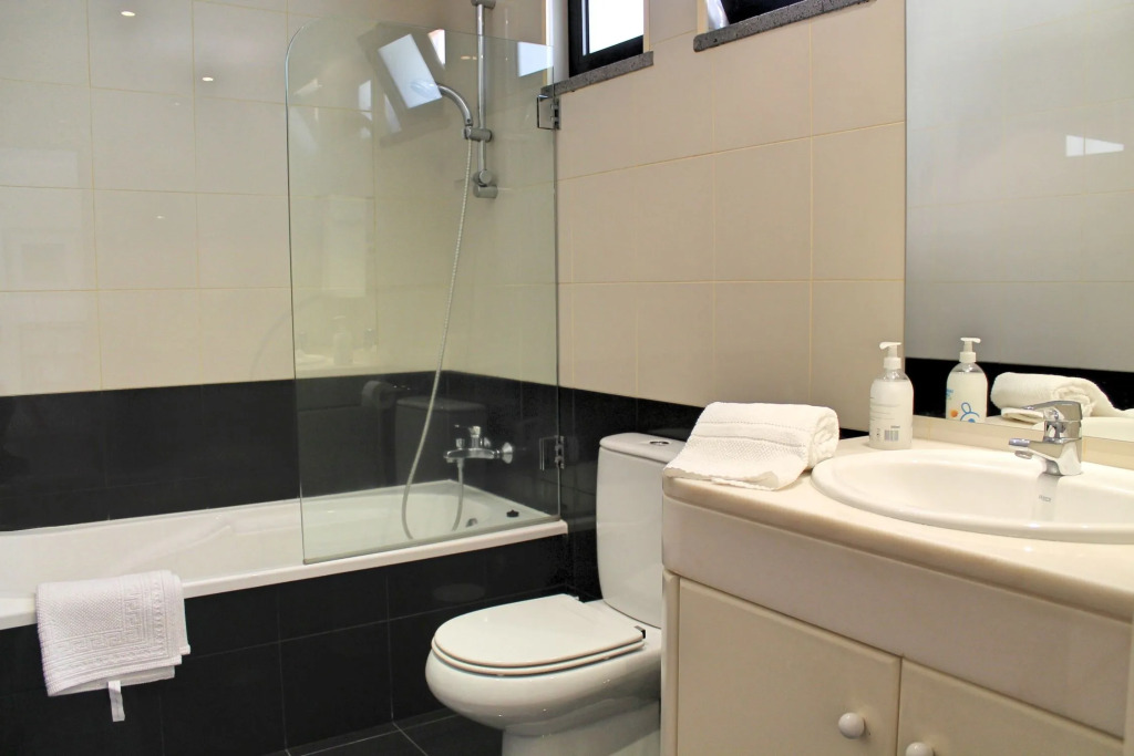 Fabulous villa, heated pool, games room, overlooking Funchal | Villa Luz