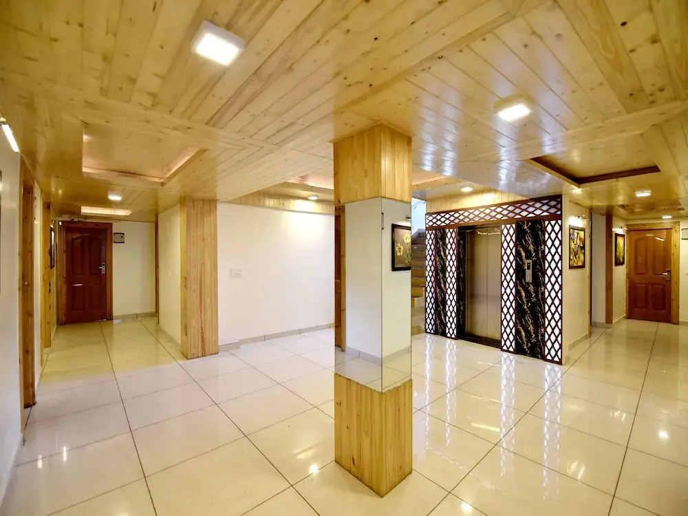 OYO 13091 Manali Grand