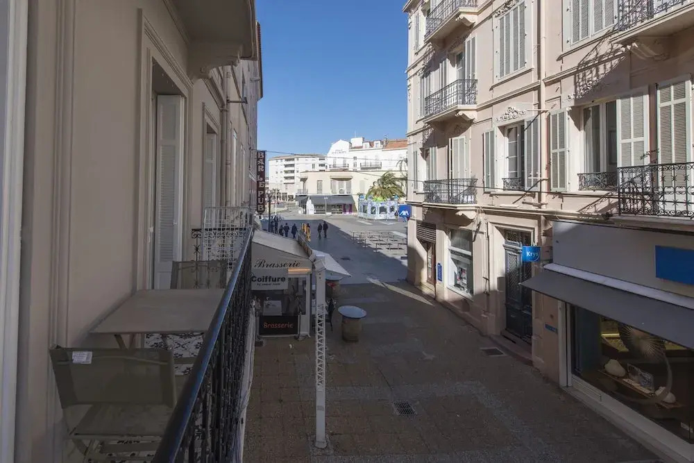 F3 Plein centre plage à 50 m (rue calme) parking possible