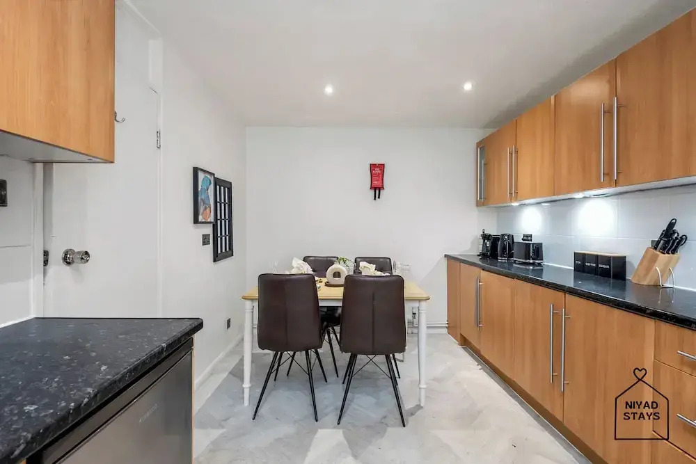 Hale Lodge, Beautiful 3 BR Home With Free Parking