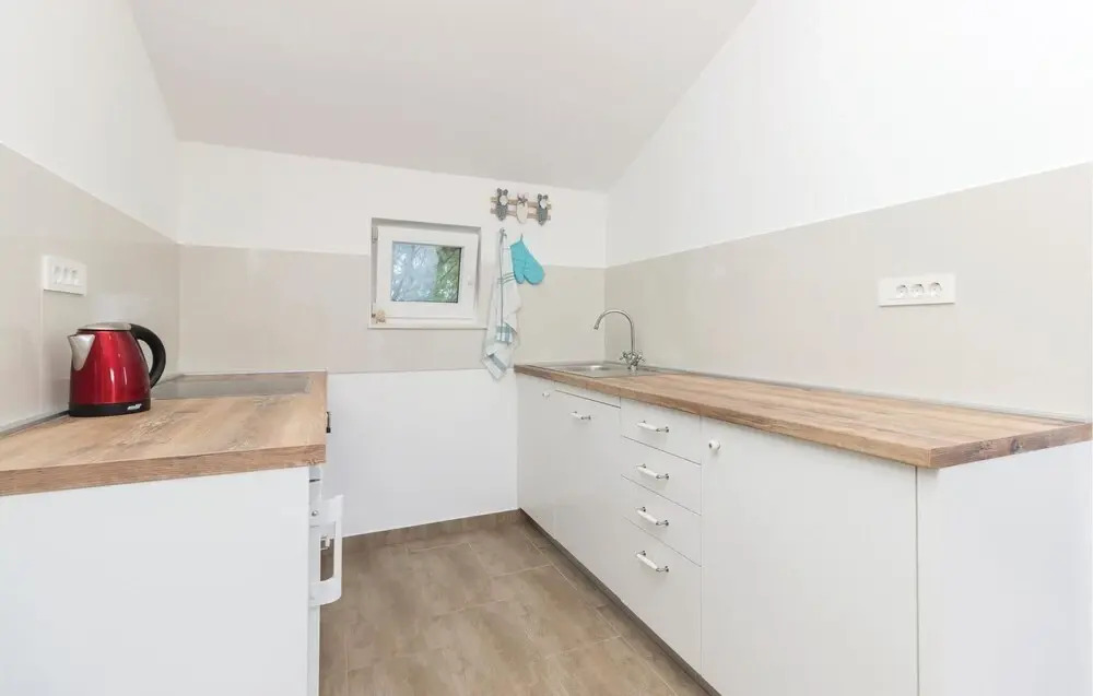 Four-Bedroom Holiday Home In Zdrelac