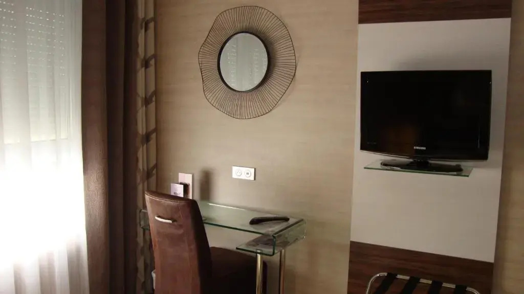 Отель LOGIS Hôtel Borel
