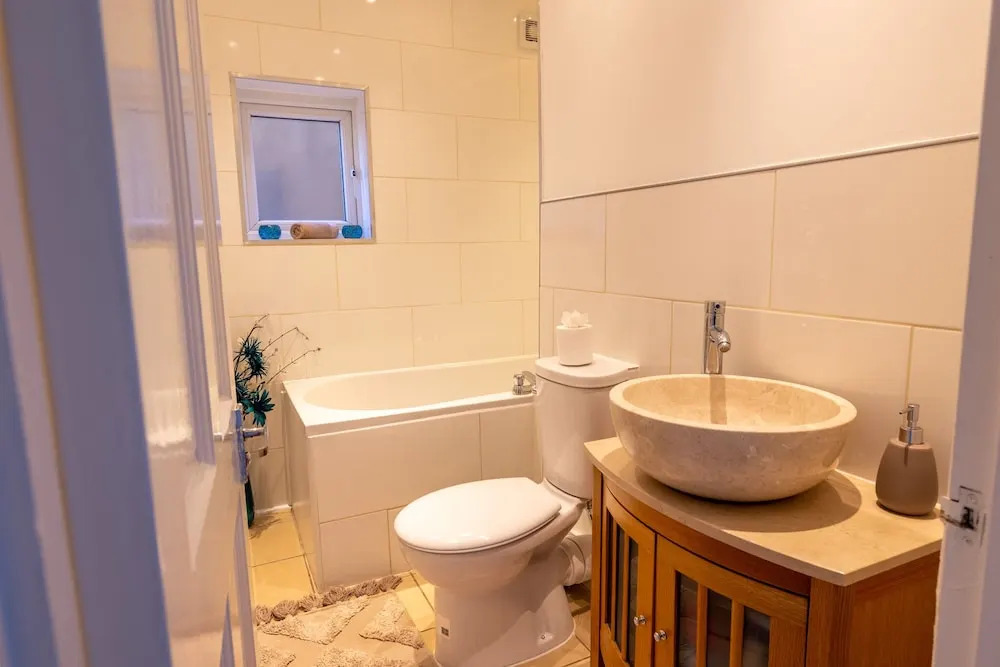 Captivating 4-bed House in Dartford