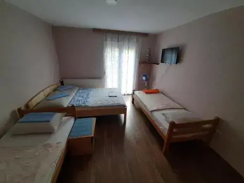 Apartmani i sobe "Tocak"