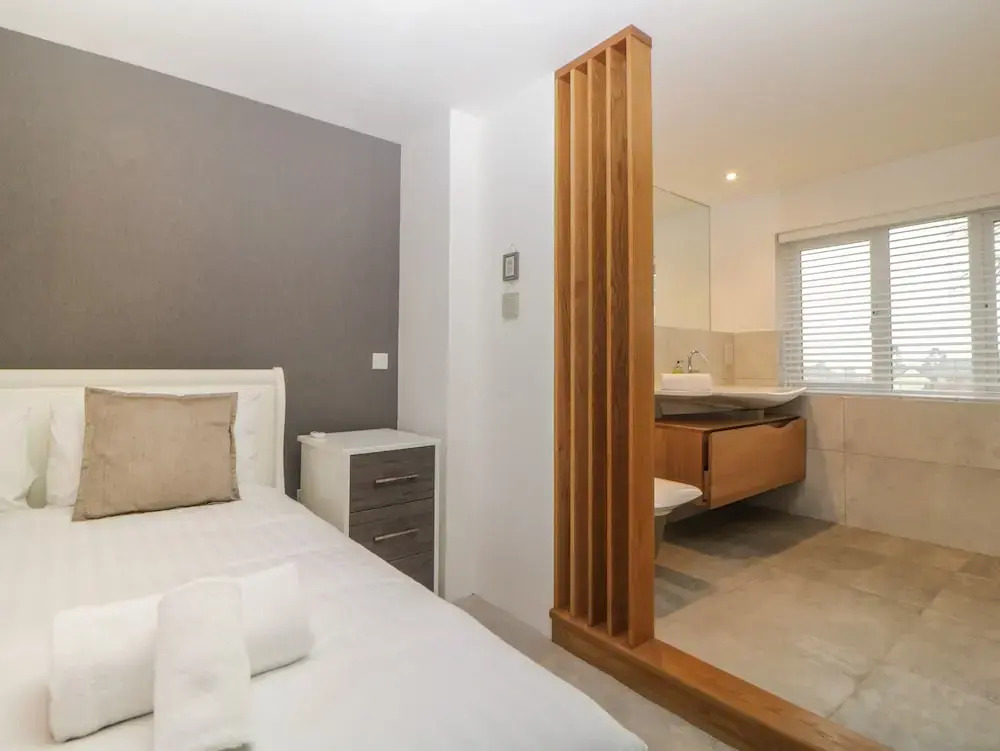 2 White Rock Court