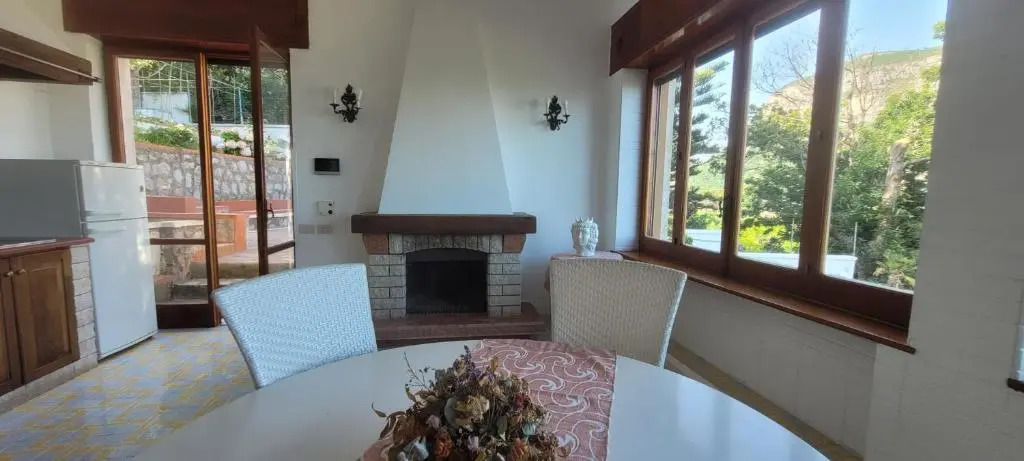 De Vivo Realty - Villa Cristina