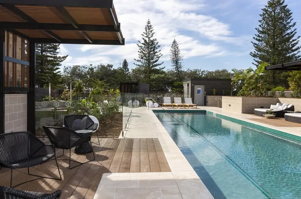 Luxe Beachfront 2-bed With Gym, Pool & Views