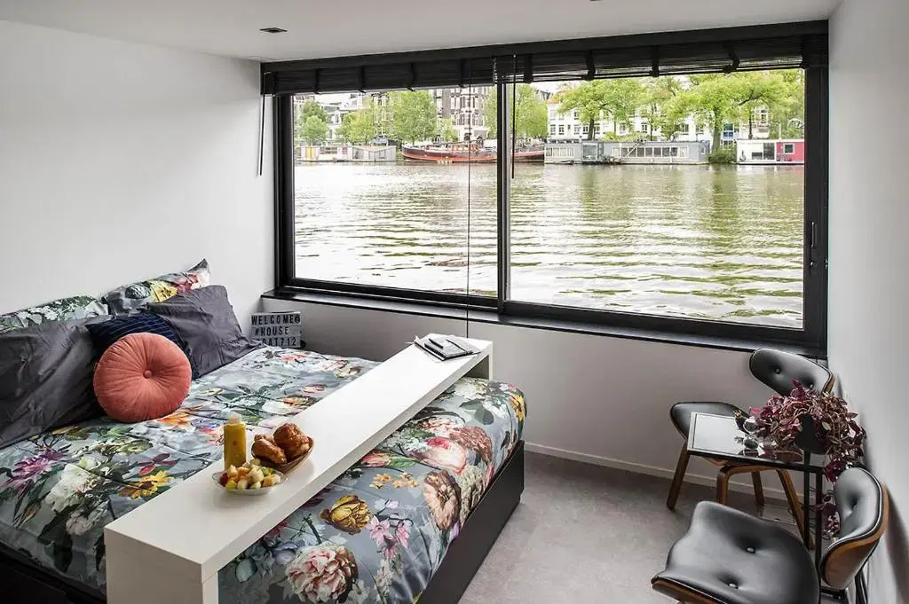 Amsterdam-Houseboat-Amstel