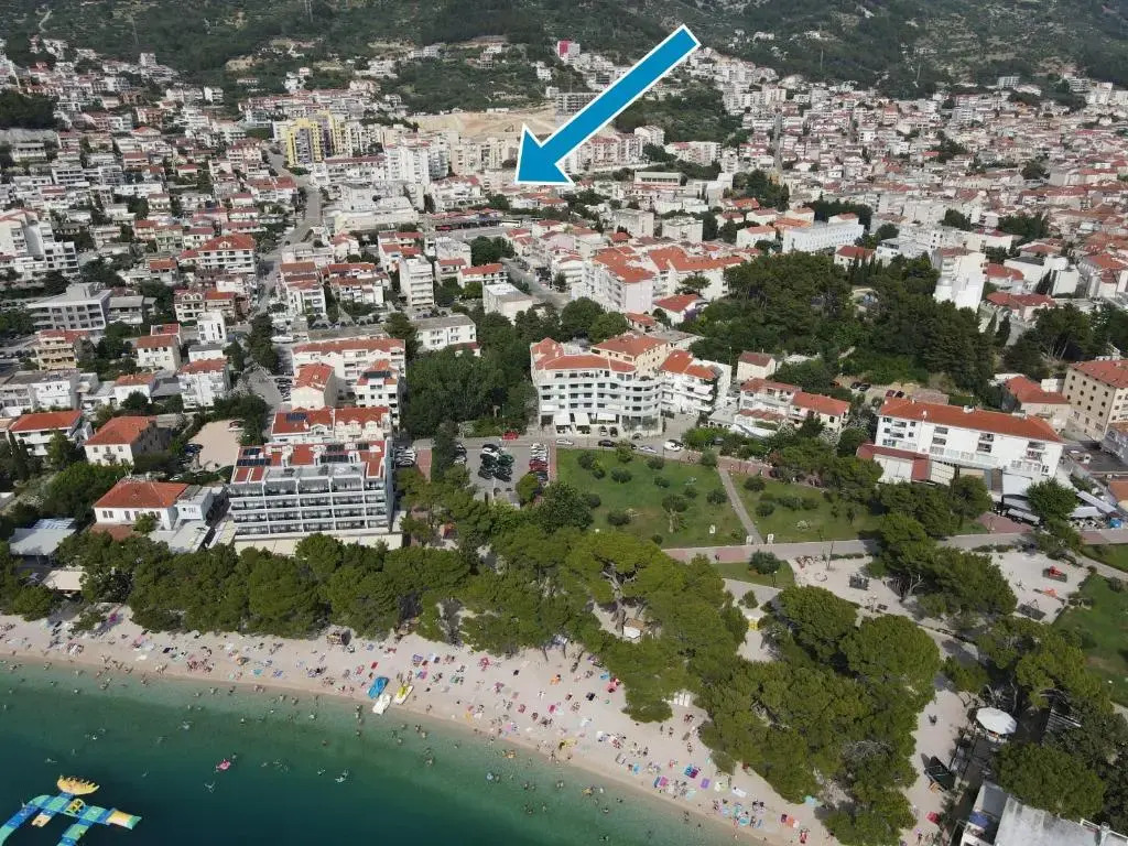 Apartments with hot tub Makarska - 18898