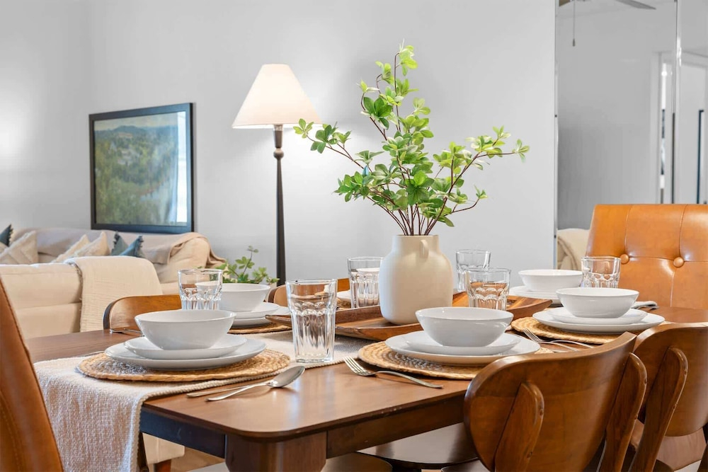 Royal Ridge Modern Condo for 4