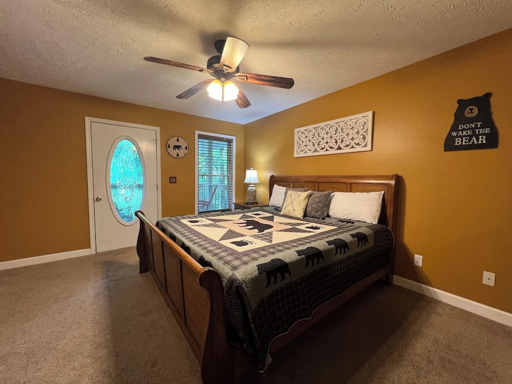Secluded Cabin for 10 in Chalet Village and Hot Tub