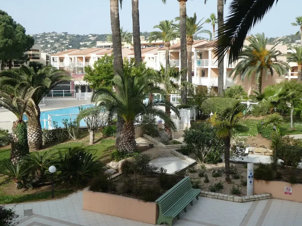 T2 climatisé avec piscine et parking