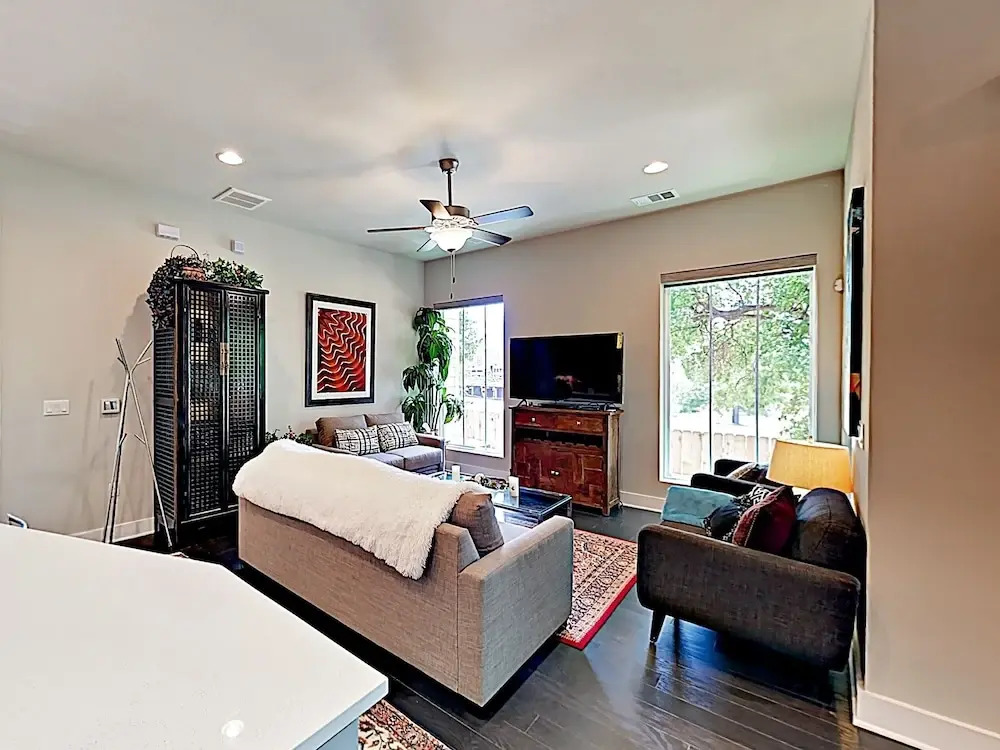 New Listing! Spacious & Lavish Getaway - Downtown! 3 Bedroom Home