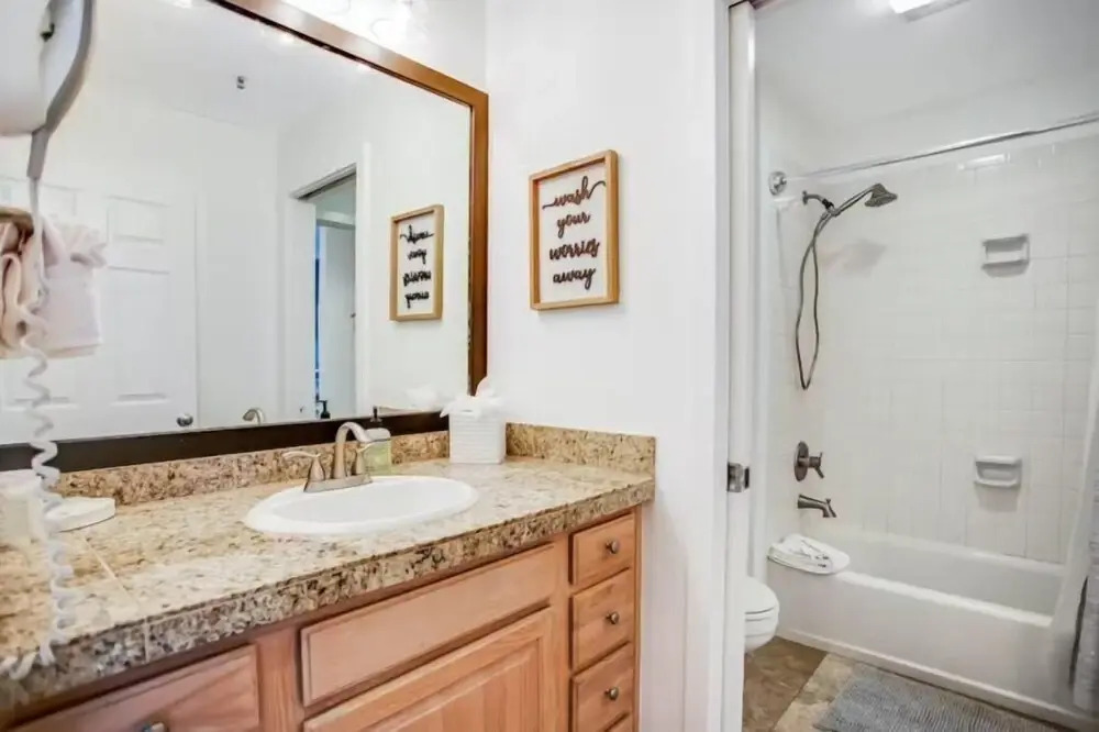 Lakeside Village 1 Bedroom Condo in Lakeshore Complex