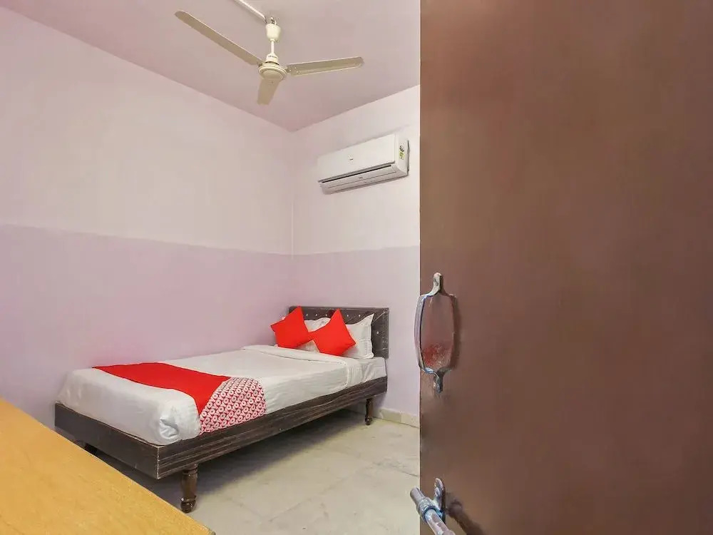 OYO 22085 Raj Banjara White House