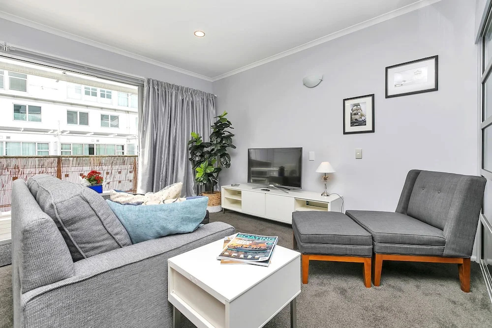 Deluxe Waterfront & City Apartment