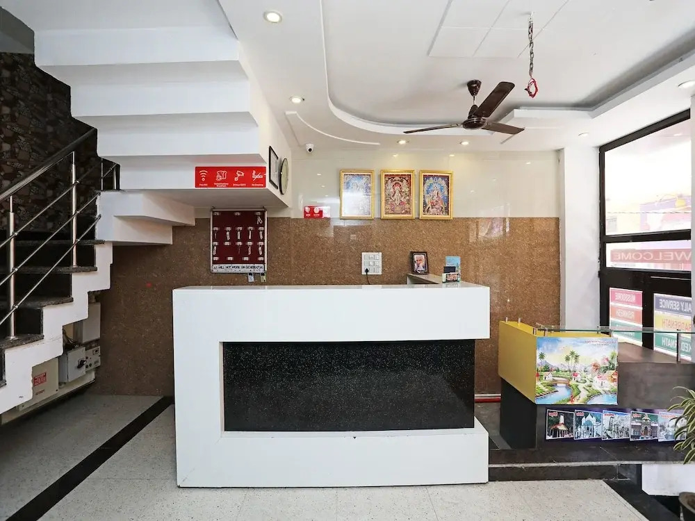 OYO 16815 Hotel Suresha