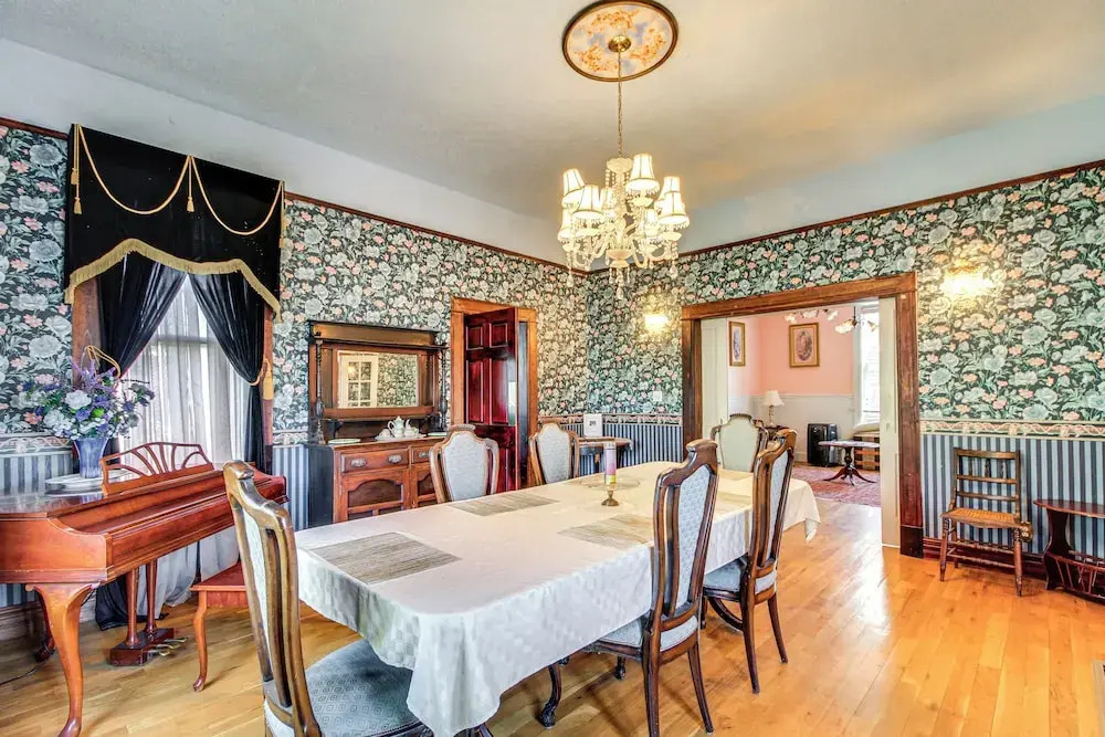 < 1 Mi to Downtown Abq: Historic Manor w/ Patio!
