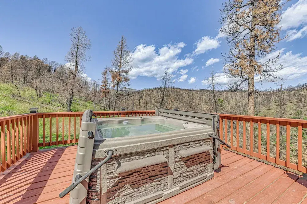 Ruidoso Cabin w/ Hot Tub, 2 Mi to Grindstone Lake!