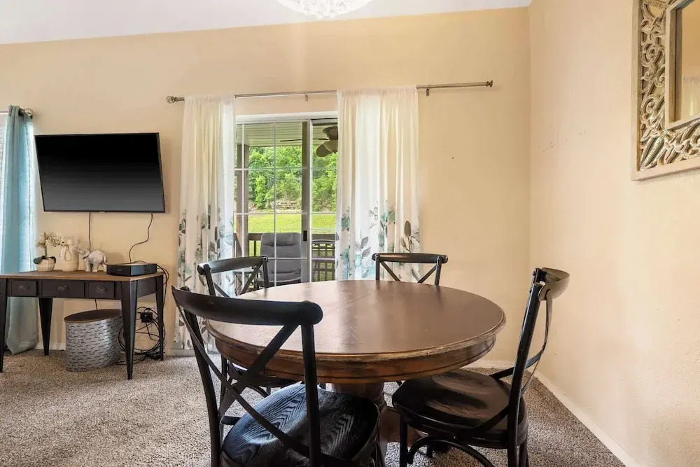 Warm Welcome Getaway Resort Stay for 6 With Amenities Near Downtown