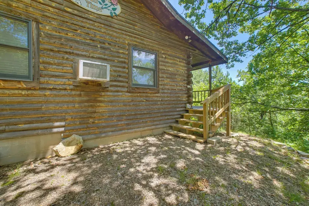 Studio w/ Deck: Near Thorncrown Chapel & Lakes