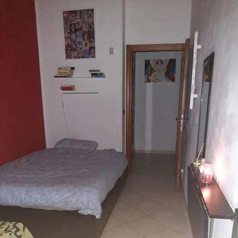 Cozy ROOM STANZA close city center in a family House Stanza in appartamento condiviso noi viviamo in casa STANZA in affitto