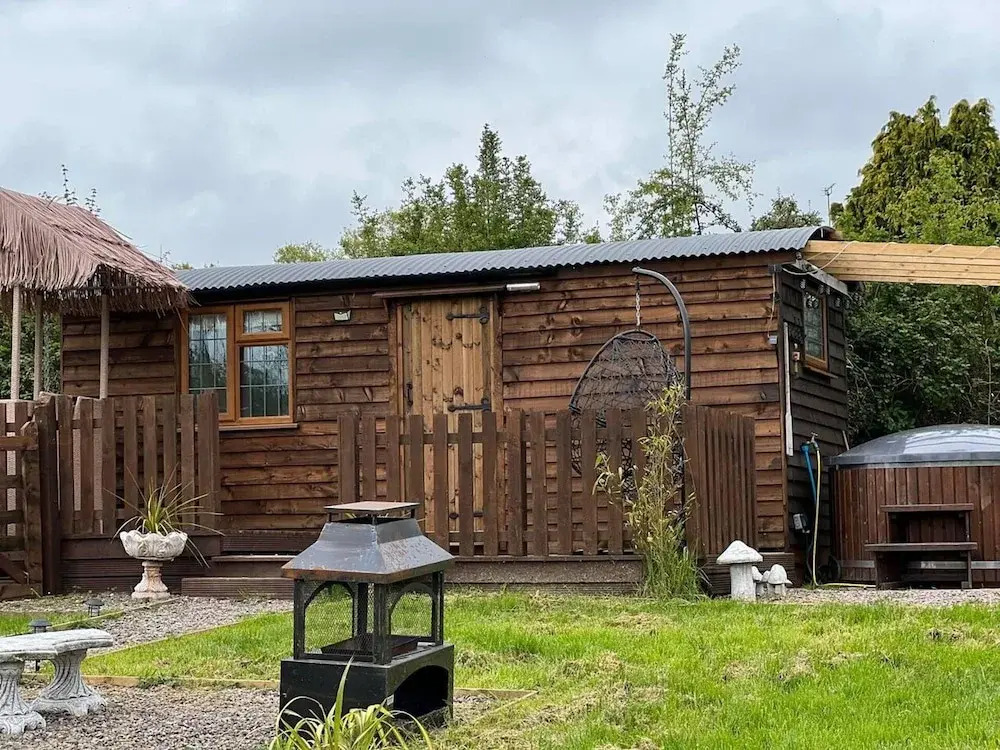 Cute and Cosy Shepard hut With Wood Fuel hot tub