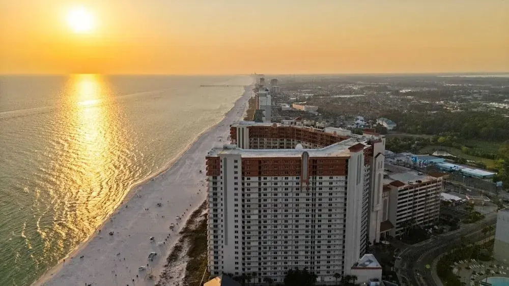 Beachfront Condo, Oceanview Balcony, Lagoon Pool Thomas Dr #2308 by Avantstay